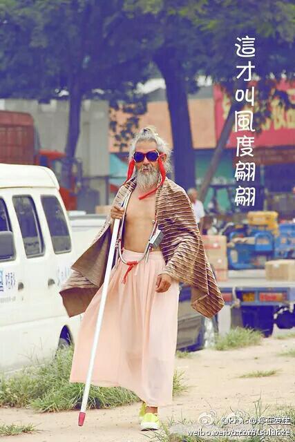 In recent, a homeless man from Luoyang city, became a hotspot throught out the internet. He was called 'Grandpa Sharp' by Chinese netizens because of his most 'fashionable' dressing style. [Photo/weibo] 