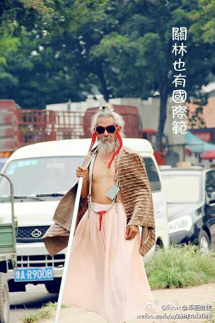 In recent, a homeless man from Luoyang city, became a hotspot throught out the internet. He was called 'Grandpa Sharp' by Chinese netizens because of his most 'fashionable' dressing style. [Photo/weibo] 