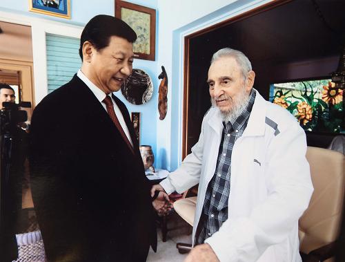 Chinese President Xi Jinping meets with Cuban revolutionary leader Fidel Castro in Havana on July 22, 2014. [Xinhua photo]
