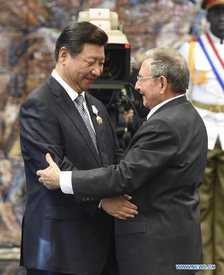 Chinese President Xi Jinping (L) is awarded Cuba's Jose Marti Medal by Cuban President Raul Castro in Havana, capital of Cuba, July 22, 2014. [Xinhua/Liu Weibing]