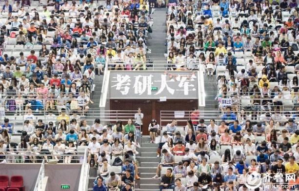 More than 5,000 college students squeezed into a stadium in Shandong Province to take training classes for the postgraduate entrance exam. The training organizer invited acrobat performers to entertain the students in Huangting Stadium, Jinan on July 23. The exam will take place in January next year. [iqilu.com] 