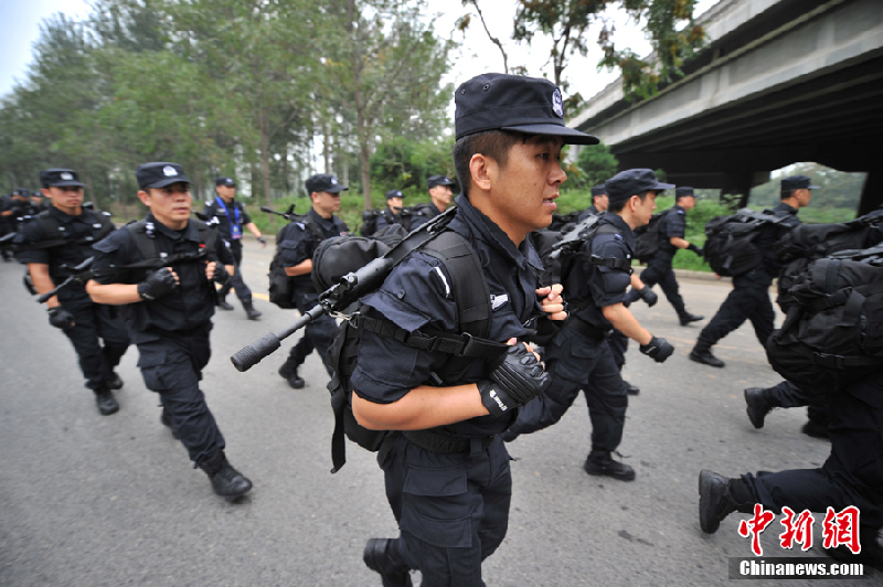 北京特警全副武装再拉练 美丽女警显英姿