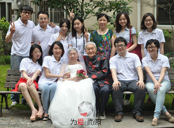 Shen Shukun and his wife Cui Liying (front, 3rd from left) in this photo undated. [Provided by Shanghai Star] 