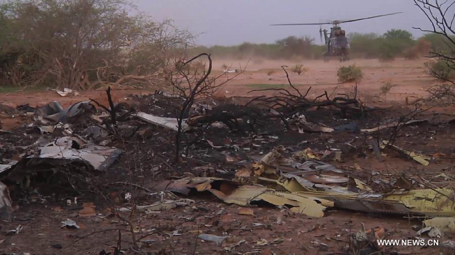 Photo released on July 25, 2014 by French Defense Ministry shows a scene of the crash site in north Mali. 