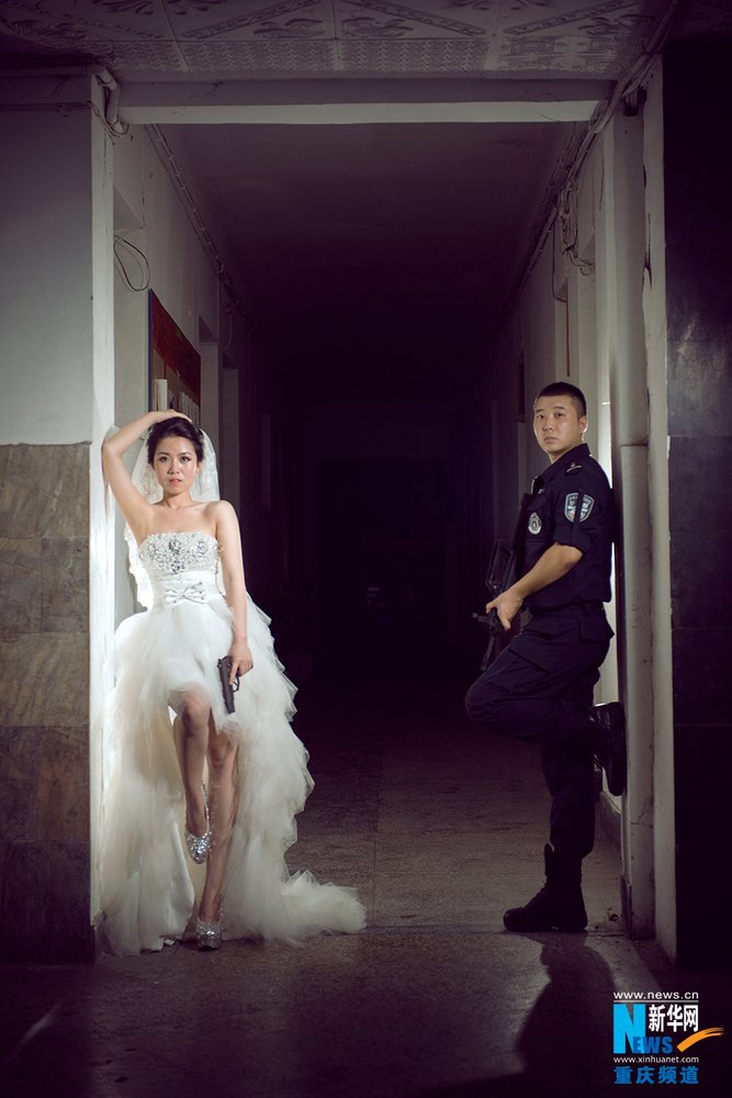 重庆特警队员晒戎装婚纱照爆红