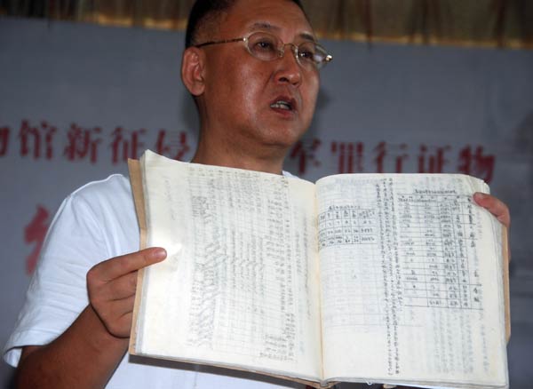 Fan Jianchuan, curator of the Jianchuan Museum Cluster, in Dayi, Sichuan province, displays a list on Sunday showing losses in Hunan and Guangxi during the War of Resistance against Japanese Aggression. [ Photo / China Daily]