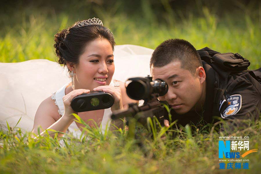 Hou Weilin is practicing shooting on the lawn, with his beloved fiancee by his side. The official Weibo account of Chongqing special police corp released a series of unique engagement photos on July 25, 2014, which went viral online. [Photo/Xinhua] 