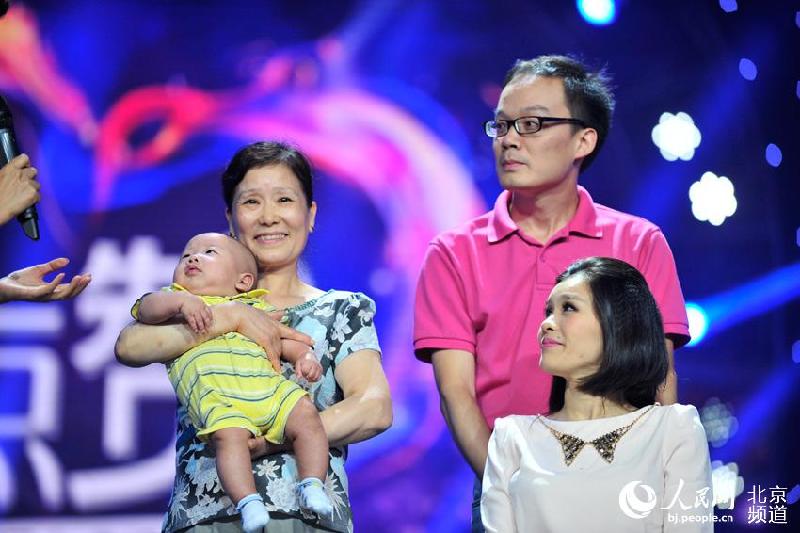 桑兰带自己三个月大的儿子亮相。人民网 沈宇波 摄