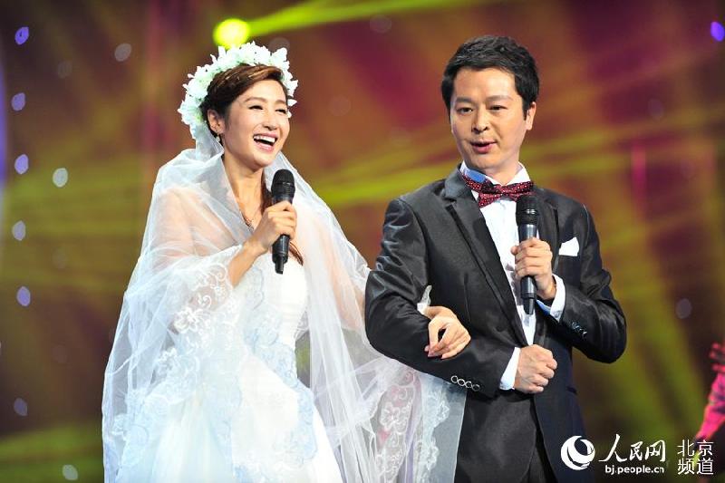 北京卫视名嘴徐春妮一袭婚纱亮相。人民网 沈宇波 摄