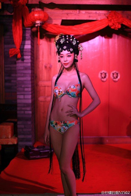 Bikini-clad model wears typical Min-Opera makeup and headpieces at Fuzhou, capital of Fujian province. [Photo/Sina Weibo]