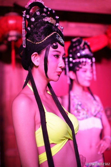 Bikini-clad model wears typical Min-Opera makeup and headpieces at Fuzhou, capital of Fujian province. [Photo/Sina Weibo]