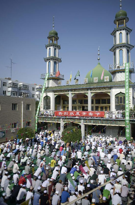 Muslims gather to celebrate Eid al-Fitr in a Mosque in Yinchuan, capital of Ningxia Hui Autonomous Region, on Tuesday, July 29, 2014. [Photo / Xinhua] 