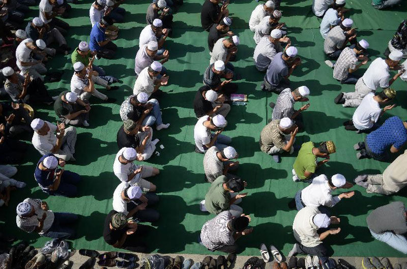 Muslims praying in a Mosque in Yinchuan on Eid Al-Fitr. [Photo / Xinhua] 