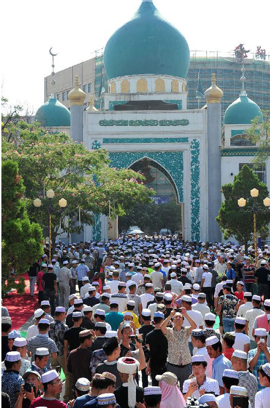 Muslims gather to celebrate Eid al-Fitr in a Mosque in Yinchuan, capital of Ningxia Hui Autonomous Region, on Tuesday, July 29, 2014. [Photo / Xinhua]