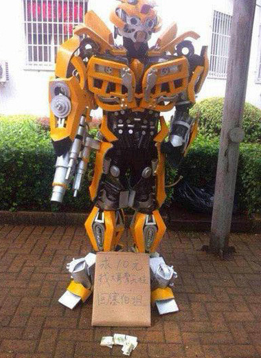 A Chinese man dressed as a Transformer begging money to return to home planet in Chengdu, Sichuan Province, attacted wide attention.