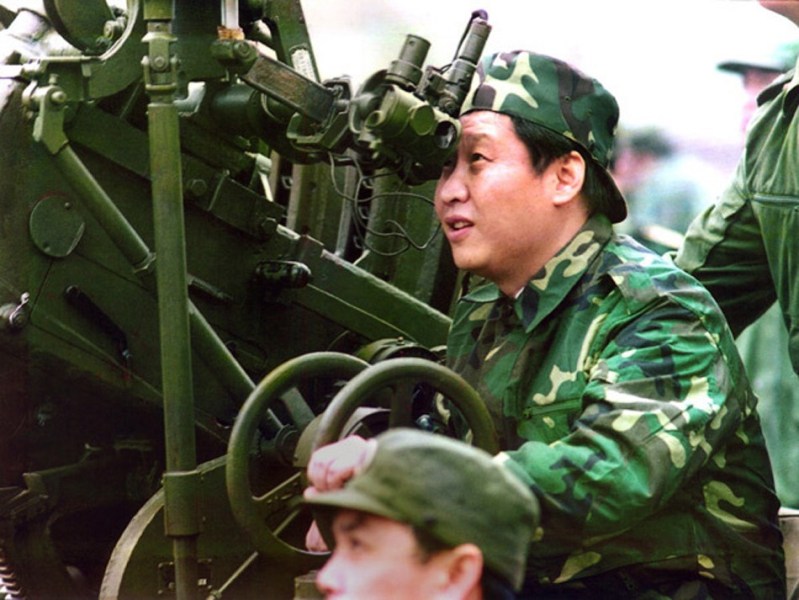 Old photos of Xi Jinping in the artillery training revealed