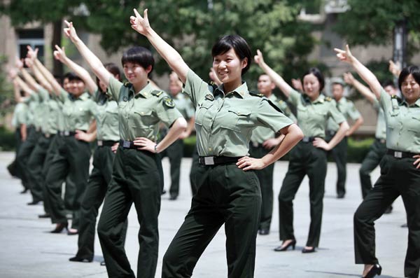 Soldiers dance to the popular song Little Apple in Xi'an, Shaanxi province, on Wednesday. Zhang Jie / for China Daily 