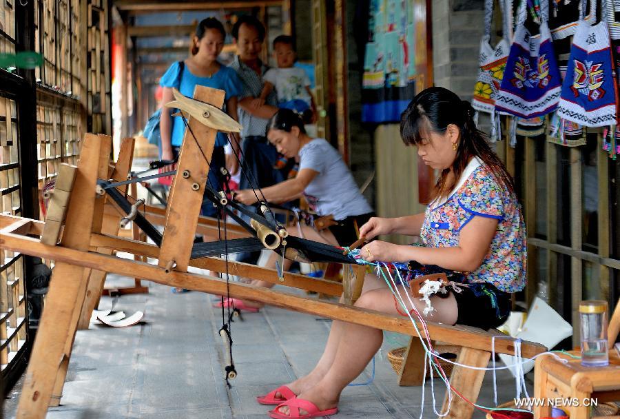 Blind date of Tujia girls to be held in Hubei