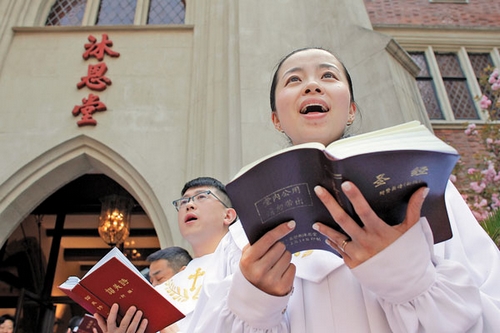 File photo shows Christians hold a service at a church in Shanghai to mark Easter. [Photo/China Daily]