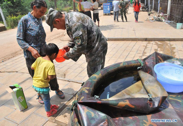 A boy drinks water after a 6.5-magnitude earthquake in Ludian County of Zhaotong, southwest China's Yunnan Province, August 6, 2014 [Photo/Xinhua]