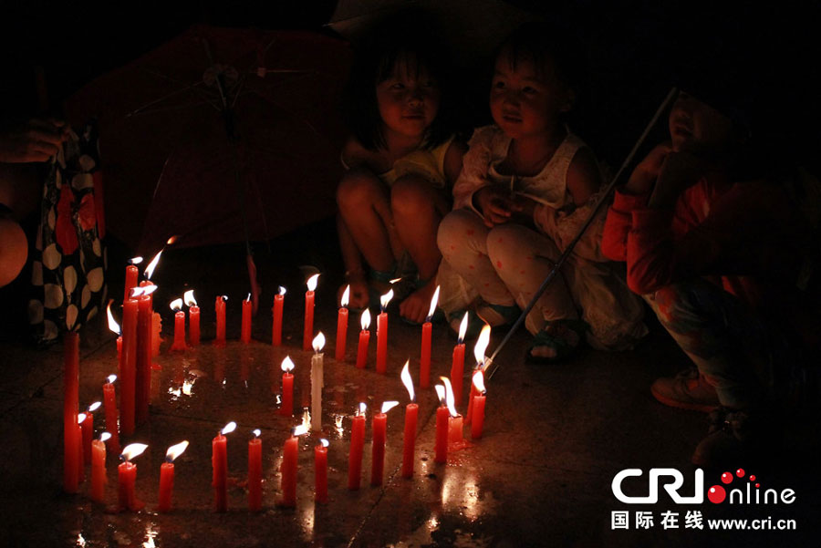 People mourn victims killed in the 6.5-magnitude earthquake in Ludian, southwest China's Yunnan Province, Aug. 9, 2014. Saturday is the seventh day following the devastating quake that has left 617 people dead and 112 missing. According to Chinese tradition, the seventh day after a death marks the height of the mourning period. People in Yunnan will observe three minutes of silence at 10 a.m. Sunday. [Photo: gb.cri.cn]