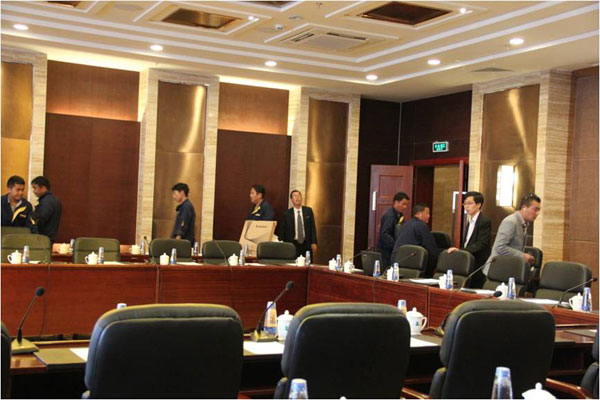 Staff are busy with arranging the meeting room. [Photo/China Tibet Online]