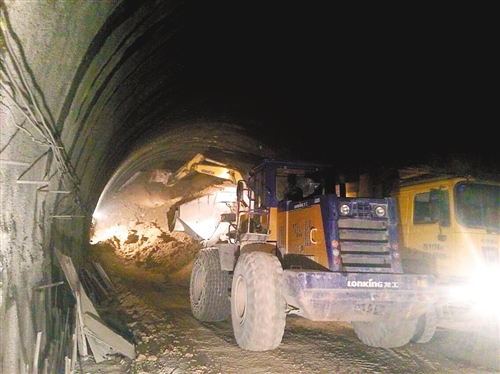 A scene from a collapsed tunnel near Shiqian County in southwest China’s Guizhou Province on August 11, 2014. [Photo: cqrbepaper.cqnews.net]