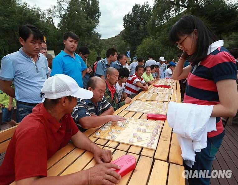 8月12日,象棋特级大师唐丹车轮战中仔细思考.千龙网记者戚连民摄