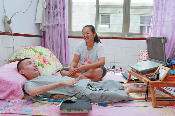 Li Kangyu (left), who has been bedridden since he was 7 because of rheumatoid arthritis, is a motivational speaker and recently celebrated his one-year wedding anniversary to his Malaysian wife Gan Suh Eng. Chen Jie / For China Daily