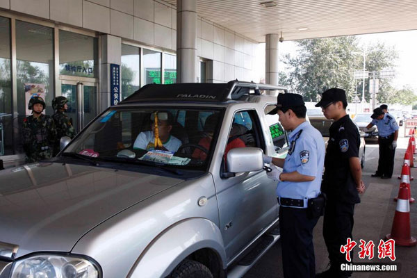 Beijing police authorities perform security checks on various vehicles entering the capital city on August 12, 2014. [Photo/Chinanews.com