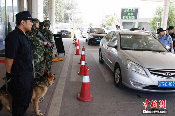 Beijing police authorities perform security checks on various vehicles entering the capital city on August 12, 2014. [Photo/Chinanews.com] 