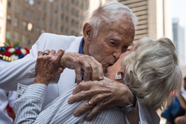 Couple re-enact historic kiss for VJ Day