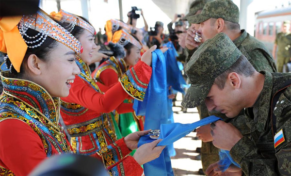 Russian soldiers are welcomed as they arrive at the train station of the Zhurihe training base, north China's Inner Mongolia Autonomous Region, Aug. 16, 2014. [Photo/Xinhua] 