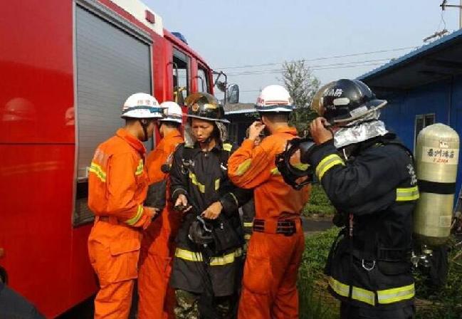 Photo taken with a mobile phone shows rescuers at the accident site after gas outburst occurred in Dongfang Coal Mine in Xiejiaji istrict of Huainan city, East China's Anhui province, Aug. 19, 2014. [Photo/Xinhua]