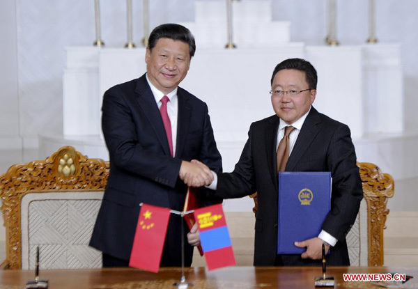 Chinese President Xi Jinping (L) shakes hands with his Mongolian counterpart Tsakhiagiin Elbegdorj during a signing ceremony after their talks in Ulan Bator, Mongolia, Aug. 21, 2014. Xi arrived in Ulan Bator Thursday for a two-day state visit to Mongolia. [Photo/Xinhua]