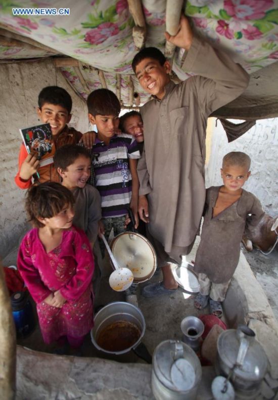 Afghan children are seen inside a tent at a displaced camp in Kabul, Afghanistan on Aug. 21, 2014. [Photo/Xinhua]