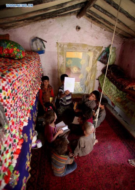 Afghan children study in a tent at a displaced camp in Kabul, Afghanistan on Aug. 21, 2014. [Photo/Xinhua]