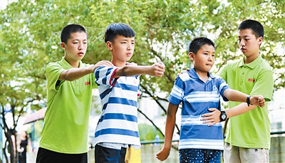 兄弟,在刚刚结束的"我爱五星红旗"升旗手特训营中是最显眼的人物