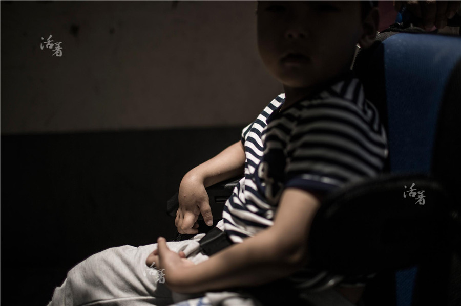 Qiqi’s hands are deformed and he is unable to stand due to broken spine. Liu Xiaofang, the boy’s mother, insists that he suffered the injuries after falling from height. Due to lack of evidence, police refused to record the case. His mother disappeared after the incident. [Photo/qq.com]