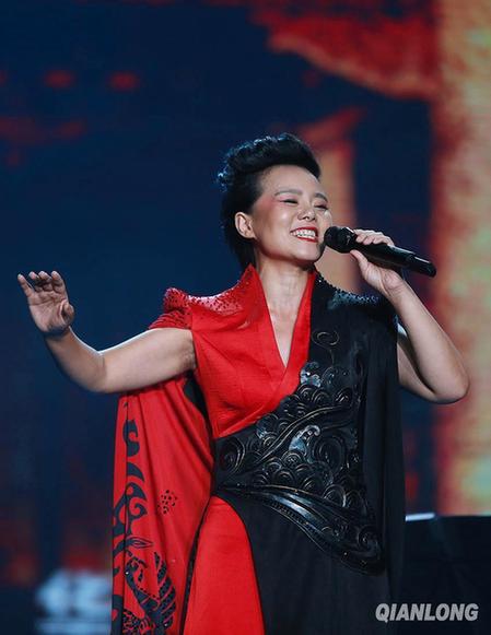 《一场戏》,伴随着乐队演奏,龚琳娜以独特的嗓音将歌曲颇有苍凉之感的