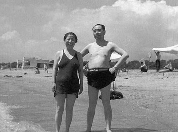 Late Premier Zhou Enlai with his wife Deng Yingchao at the Beidaihe Beach Resort in 1954. Photo by Lyu Houmin / For China Daily 