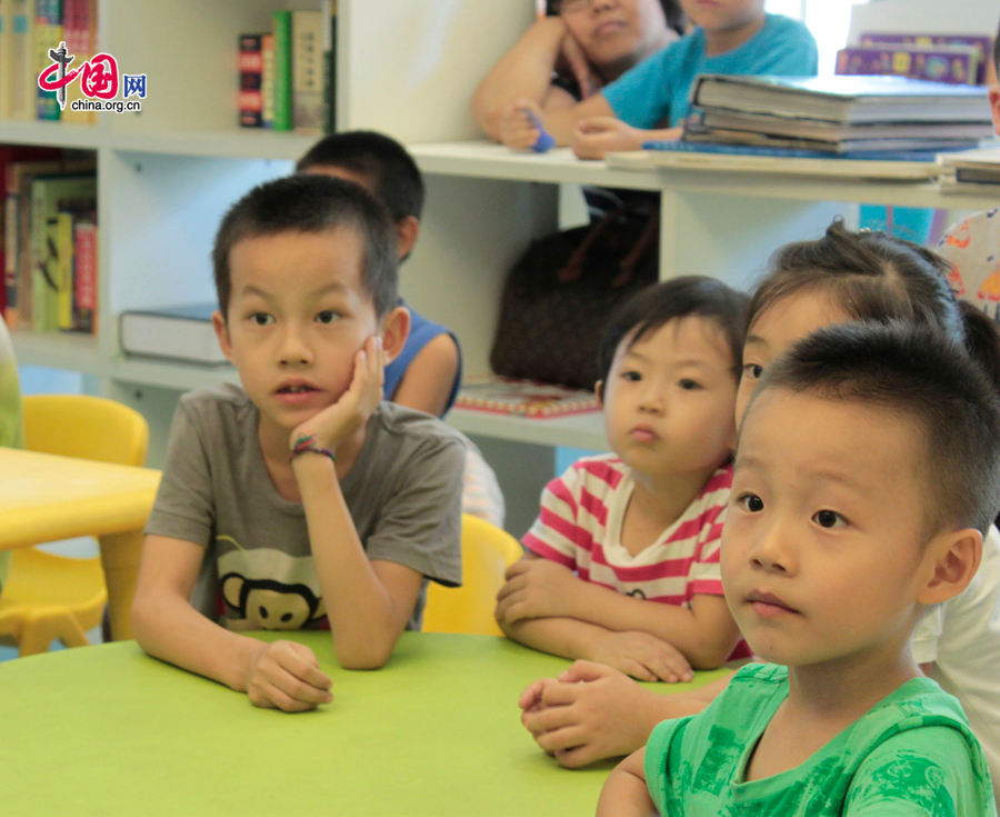 Children listen attentively to stories of 'The Monsters of Dunderly' at My Second Study on Aug 26, 2014. [Photo by Li Shen/China.org.cn] 