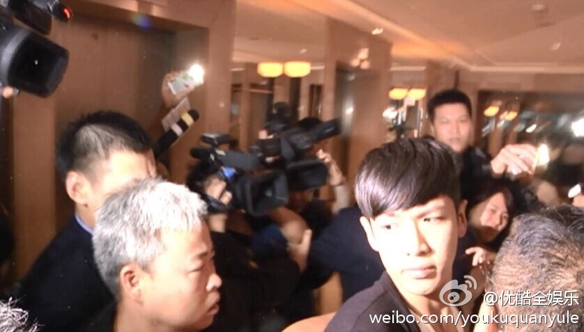 29日凌晨，因吸毒被行政拘留14天的的台湾男星柯震东，从北京市东城区拘留所释放，被父母接走。身穿白色背心黑色开衫的他随后现身酒店，却再惹事端，险些与在场媒体发生冲突。