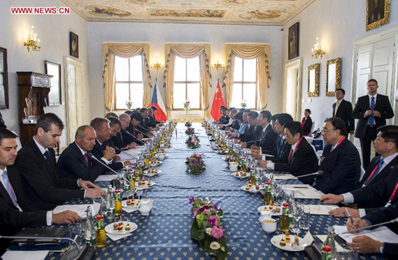 Chinese Vice Premier Zhang Gaoli (6th, R) meets with Czech Prime Minister Bohuslav Sobotka in Prague, Czech Republic, Aug. 28, 2014. 