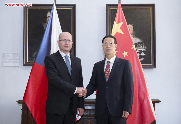 Chinese Vice Premier Zhang Gaoli (R) meets with Czech Prime Minister Bohuslav Sobotka in Prague, Czech Republic, Aug. 28, 2014.