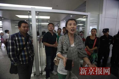 Passengers smoking on a China United Airlines flight from Chengdu to Beijing yesterday sparked argument between other passengers and the flight crew. [Photo: sina.com]