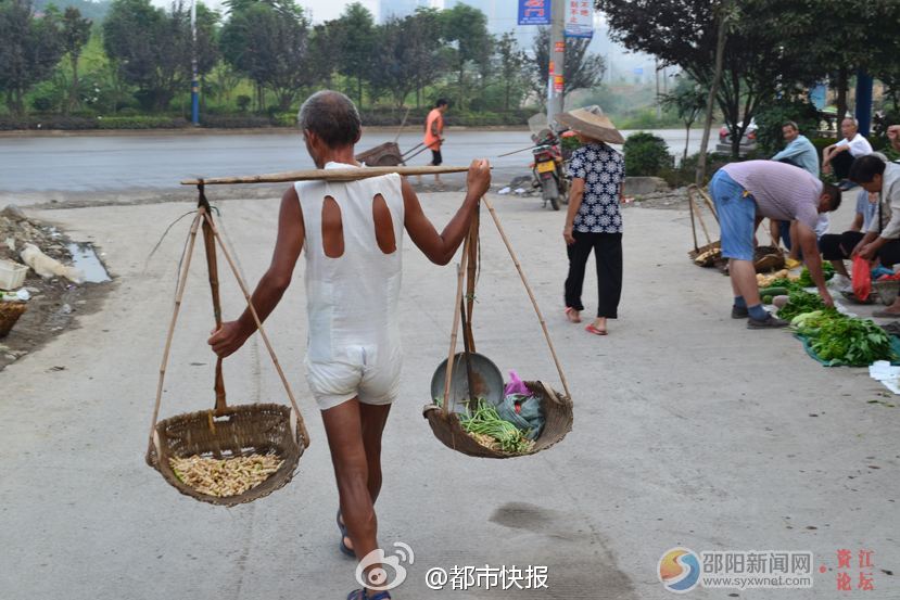 A series of photos for an elderly man surnamed Chen wearing bizarre clothing in the city of Shaoyang, Hunan Province, went viral online recently. The stylish design for his vest was noted by a number of netizens, some of whom have referred to Chen as the 'most fashionable grandpa in history'. [Photo: weibo.com] 