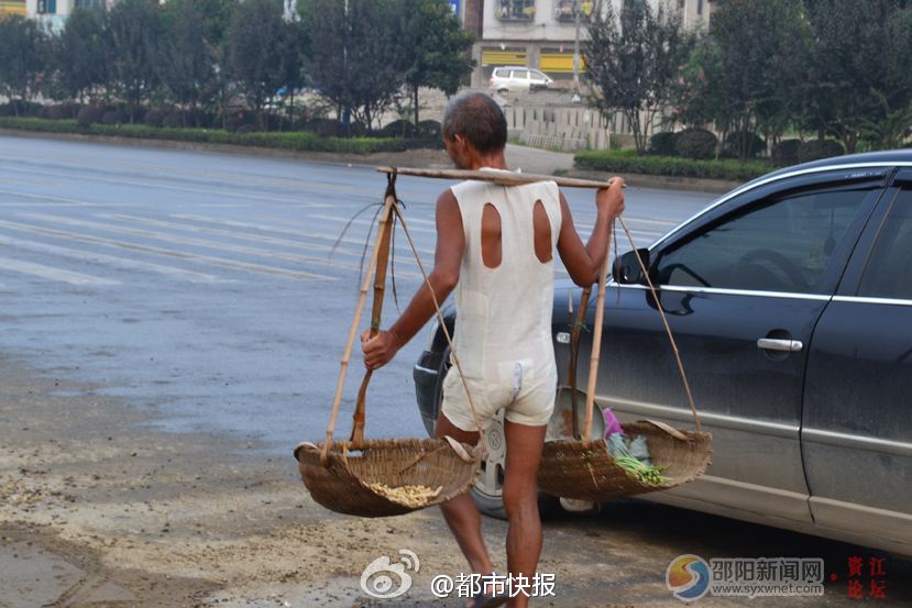 A series of photos for an elderly man surnamed Chen wearing bizarre clothing in the city of Shaoyang, Hunan Province, went viral online recently. The stylish design for his vest was noted by a number of netizens, some of whom have referred to Chen as the 'most fashionable grandpa in history'. [Photo: weibo.com]