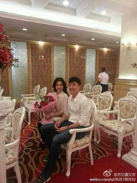 Olympic champion hurdler Liu Xiang and his wife Ge Tian at the marriage registry. [Sina Weibo]