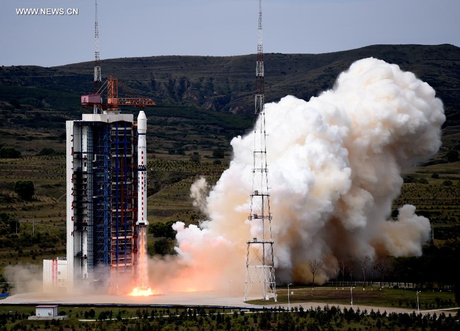 A Long March-4B carrier rocket carrying the Yaogan-21 remote sensing satellite blasts off from the launch pad at the Taiyuan Satellite Launch Center in Taiyuan, capital of north China's Shanxi Province, Sept 8, 2014. 
